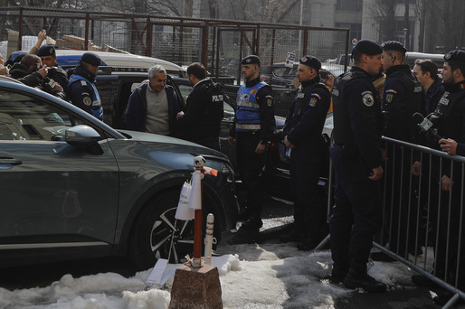 FOTO - Imaginile cu aducerea lui Călin Georgescu la Parchet. Au fost instalate garduri de protecție. A râs când a fost întrebat despre legăturile sale cu Rusia