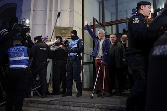 FOTO Călin Georgescu a ieșit de la Parchet în uralele mulțimii