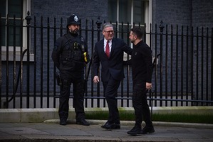 Zelenski, primit de Starmer în Downing Street. Premierul britanic l-a îmbrățișat și i-a spus: "Suntem alături de Ucraina". Duminică, liderul ucrainean se va întâlni cu regele Charles