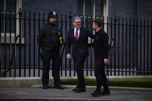 Zelenski, primit de Starmer în Downing Street. Premierul britanic l-a îmbrățișat și i-a spus: "Suntem alături de Ucraina". Duminică, liderul ucrainean se va întâlni cu regele Charles