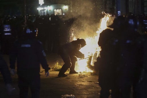FOTO Violențe în fața BEC: Susținătorii lui Călin Georgescu au incendiat obiecte, un jandarm a fost lovit cu un obiect. Protestatarii au răsturnat mașina unei televiziuni