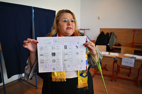FOTO Șoșoacă a scris cu pixul pe buletinul de vot numele lui Vlad Țepeș „cel mai tare”, Vadim, Ceaușescu, Avram Iancu, Tudor Vladimirescu