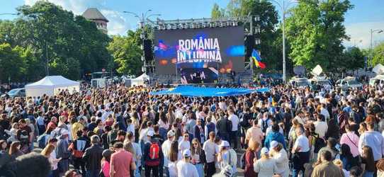 Câteva sute de oameni, la mitingul „România în lumină”, din Piața Victoriei