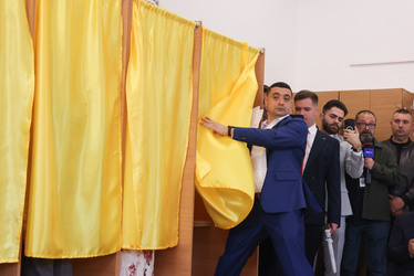 FOTO George Simion și Călin Georgescu au venit împreună la vot. Mic incident