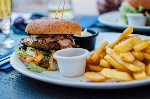 Trump atacă noi ținte - junk-food, vaccinuri și pesticide