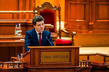 FOTO Nicușor Dan - primul în topul încrederii. Surprize printre urmăritori