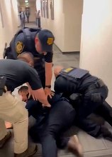 VIDEO Scandal în SUA - Senator american a fost dat afară, pus la podea și încătușat 