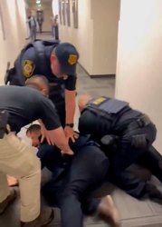 VIDEO Scandal în SUA - Senator american a fost dat afară, pus la podea și încătușat 