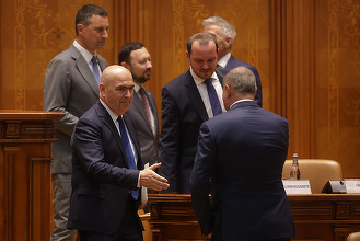 VIDEO&FOTO Bolojan, la votul noului Guvern: Cer scuze cetățenilor pentru situația în care am adus România. Fără populism, fără improvizație, fără privilegii! Dacă ne mai împrumutăm doar pentru cheltuieli, vom ajunge să nu mai plătim salarii și pensii