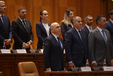 VIDEO&FOTO Bolojan și-a trecut Guvernul prin Parlament cu un scor categoric. George Simion a recitat din Mihai Eminescu