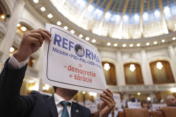ANALIZĂ Fără precedent: 4 moțiuni de cenzură depuse de Opoziție împotriva Guvernului Bolojan