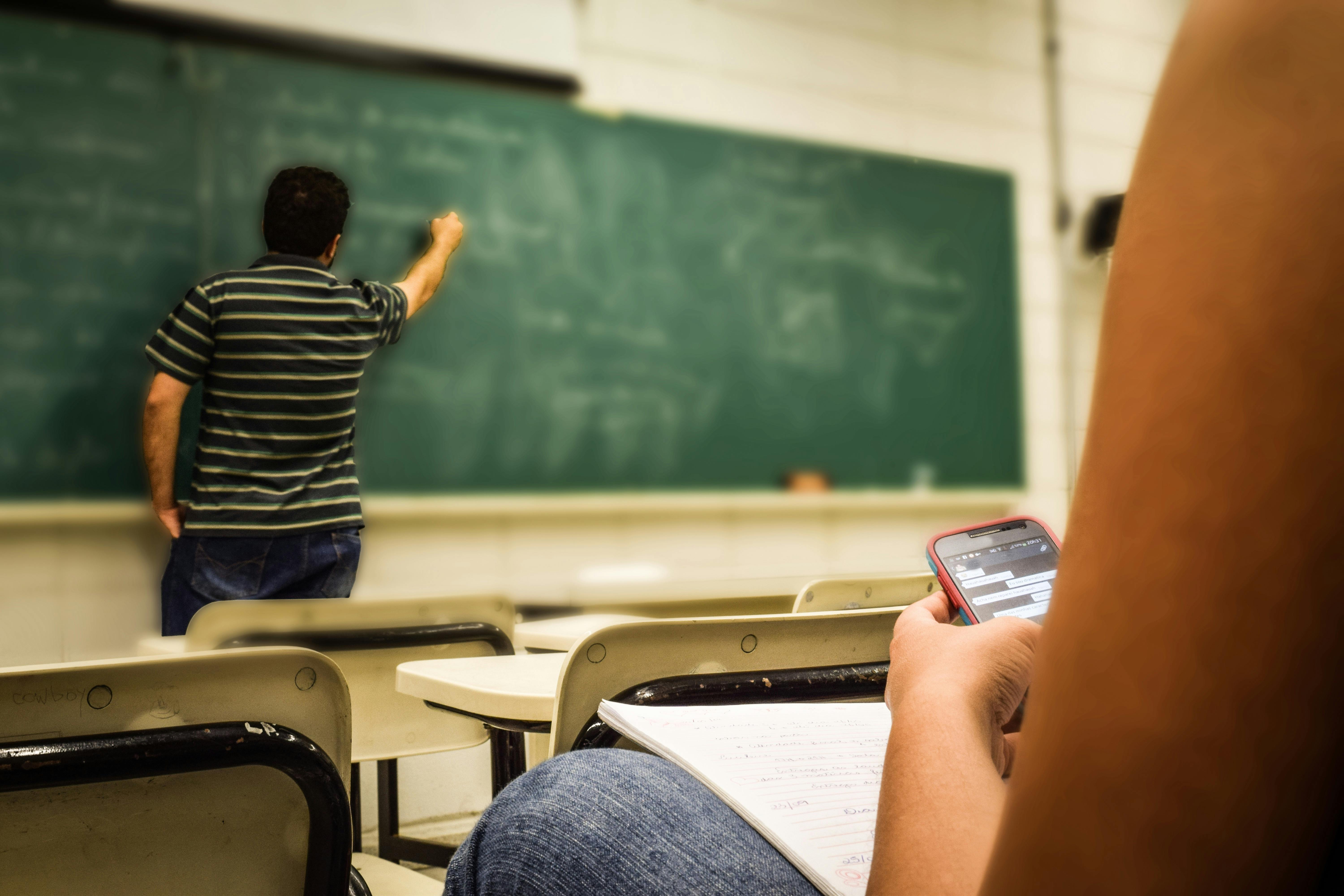 Bolojan estimează că măsurile care au nemulțumit profesorii vor economisi 10% din bugetul sistemului