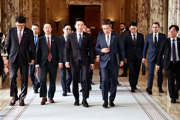 Sud-coreenii vor să investească în apărarea din România - discuții cu Bolojan FOTO&VIDEO