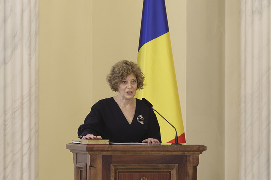 FOTO Nou vicepremier - Înainte de cariera de 13 ani de la ″Dăruiește Viață″, Oana Gheorghiu a condus 15 ani o firmă de expediții și intermedieri transporturi