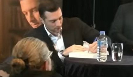 Agresiune - Președintele RN (extremă dreapta) a primit un ou în cap VIDEO