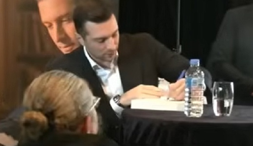 Agresiune - Președintele RN (extremă dreapta) a primit un ou în cap VIDEO