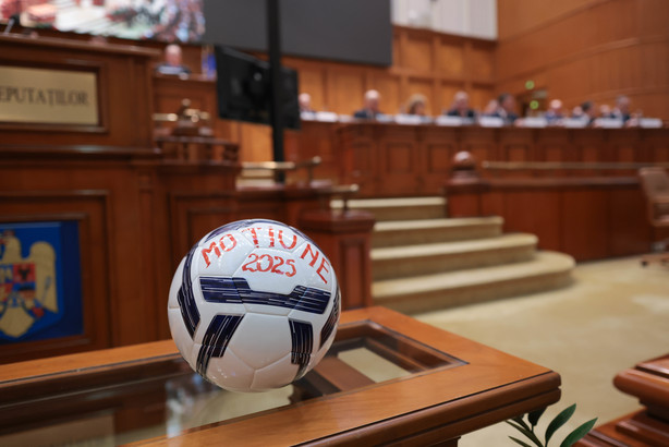 FOTO Bolojan, în fața parlamentarilor la dezbaterea moțiunii de cenzură: Semnatarii nu înțeleg contextul economic, social și geopolitic în care ne aflăm