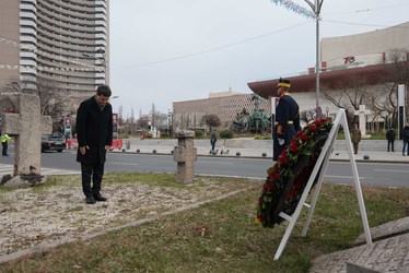Nicușor Dan - coroană de flori la Piața Universității: Trăim iarăși tensiuni FOTO