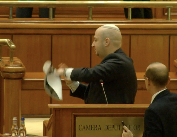 FOTO Nicușor Dan nu a avut încotro și a promulgat legea care sancționează cu închisoarea distribuirea online a materialelor legionare