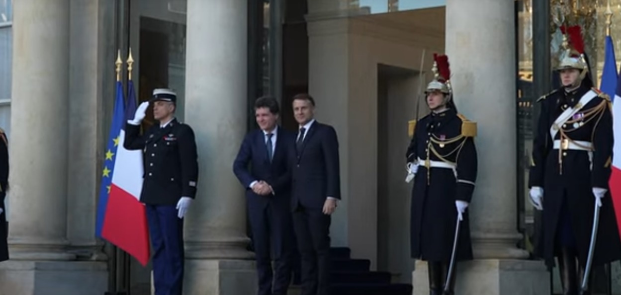 Nicușor Dan este blocat la Paris