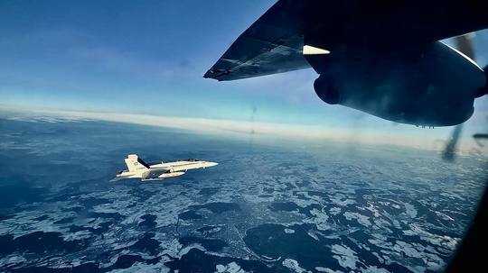 FOTO&VIDEO Nicușor Dan, escortat de două F-18 la revenirea în România