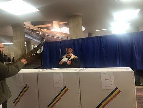 Fără cabine cu perdeluțe la vot. Autoritatea Electorală Permanentă vorbește de urne transparente