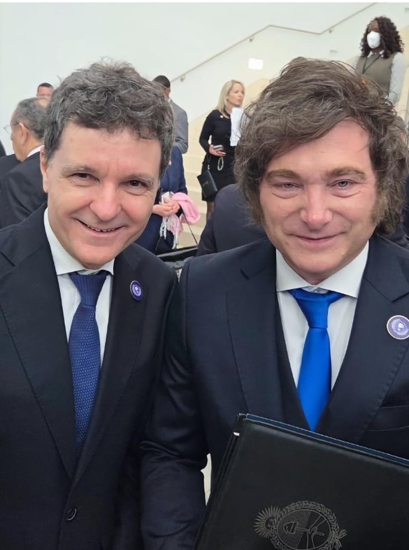 Nicușor Dan, lângă Trump, a primit o șapcă inscripționată cu MAGA - FOTO