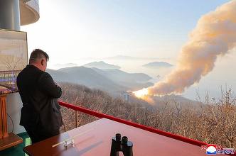 FOTO Kim Jong Un supervizează un nou test de motor  de rachetă cu combustibil solid pe bază de fibră de carbon