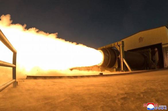 FOTO Kim Jong Un supervizează un nou test de motor de rachetă cu combustibil solid pe bază de fibră de carbon