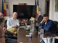 FOTO Schimbări la terase în București: Funcționare pe tot parcursul anului, ca la Viena și Paris, vor antreprenorii. Discuții la Primăria Capitalei cu o pisică pe masă