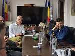FOTO Schimbări la terase în București: Funcționare pe tot parcursul anului, ca la Viena și Paris, vor antreprenorii. Discuții la Primăria Capitalei cu o pisică pe masă
