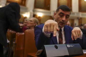 FOTO Moțiunea de cenzură PSD-AUR a fost citită. STOP "Planului Bolojan” de distrugere a economiei, de sărăcire a populației și de vânzare frauduloasă a averii statului!