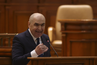 FOTO Bolojan, la moțiunea de cenzură: Nu ne vindem companiile, le mulgem noi!. Numirile în neregulă de la companii se văd și de la Bruxelles. ”Măcar să vă pună să lucrați pentru grămada de bani pe care îi încasați!” Reacția lui Grindeanu
