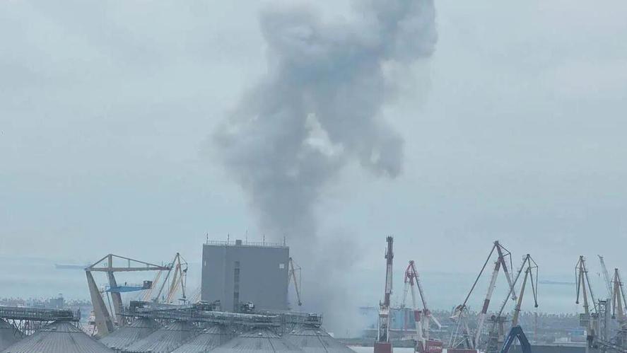 VIDEO&amp;FOTO Nicușor Dan: Vasul petrolier presupus urmărit de cele 4 drone ucrainene explodate în apele românești nu face parte din flota fantomă a Rusiei