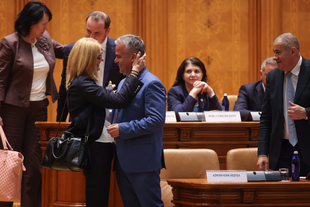 ULTIMA ORĂ FOTO&VIDEO România, în criză. Guvernul Veștea, respins