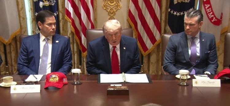 Secretarul de stat Marco Rubio și secretarul Apărării Pete Hegseth, încadrându-l pe președintele Donald Trump la o ședință a Cabinetului SUA, mai 2026. Sursă foto: captură YouTube, canal DWS News
