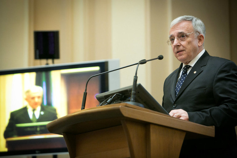 Mesajul lui Isărescu: Coaliția să se reașeze la masă. Deciziile Fitch și Moody’s au fost absolut corecte, nu a fost nicio concesie. Nu se putea să sancționezi o țară care a făcut o corecție de peste 2% din PIB