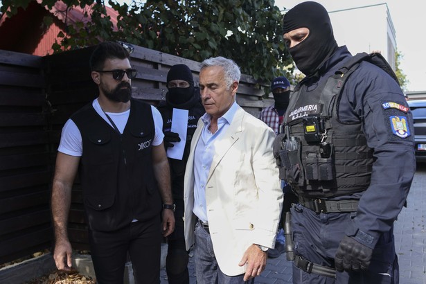 FOTO Călin Georgescu, dus cu mascații la sediul DIICOT