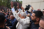 FOTO Călin Georgescu, înconjurat de susținători, iese din Tribunal. \