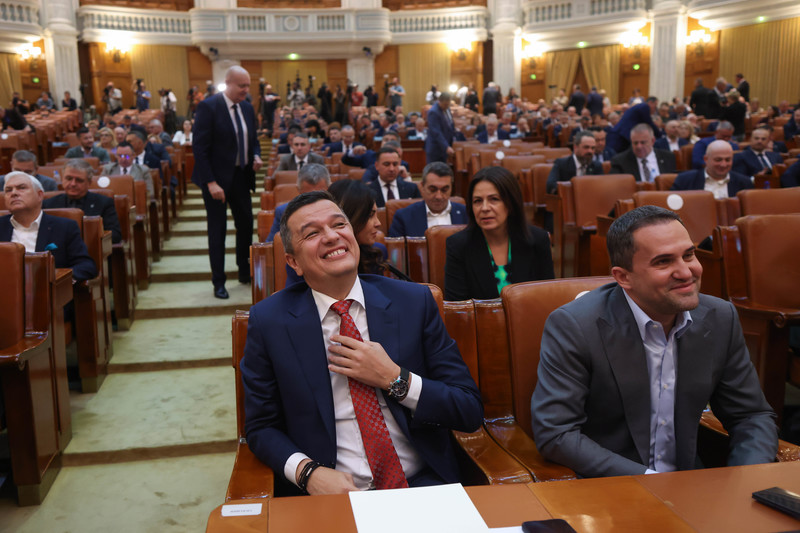 VIDEO&FOTO Mureșan, contre cu Grindeanu la votul din Parlament: Avem de ales între o Românie care merge înainte și una care rămâne pe loc, una europeană sau singură. Grindeanu: El chiar nu vrea să fie premier. Vrea la Bruxelles, trimis de Pinalti, Udrea,