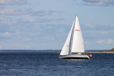 Dunărea scăzută afectează și turismul: un yacht austriac a eșuat în Mehedinți