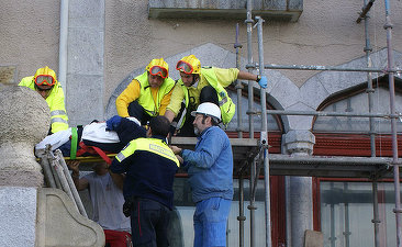 Opt persoane, printre care și doi medici, reținute pentru mușamalizarea unui accident de muncă