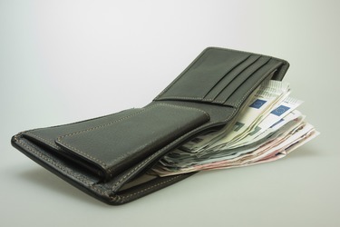 Guvernul a crescut cu peste 50%, fără să anunțe, salariile angajaților din Finanțe