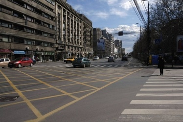Iohannis a promulgat legea care scoate magazinele, băncile și alte unități din blocuri periculoase
