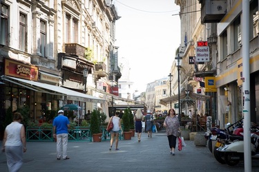 O treime din localurile din blocuri periculoase din Centrul Vechi au fost închise, patronii caută alte spații