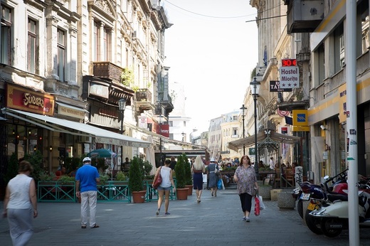 O treime din localurile din blocuri periculoase din Centrul Vechi au fost închise, patronii caută alte spații