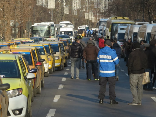 FOTO Mii de camioane, autobuze și taxiuri s-au adunat la Guvern, blocând un bulevard