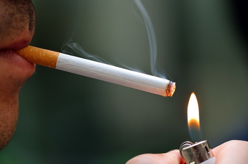 Iohannis va promulga legea care interzice fumatul în spațiile publice închise