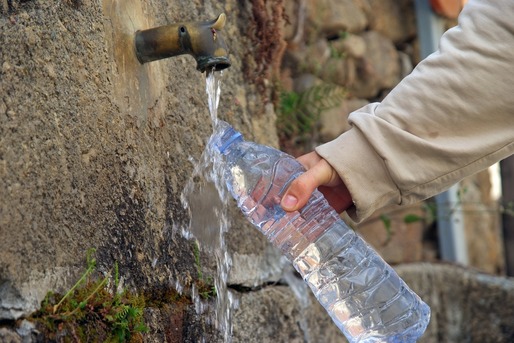 Furnizorii de apă și canalizare, obligați să informeze inteligibil pe factură cetățenii privind calitatea apei