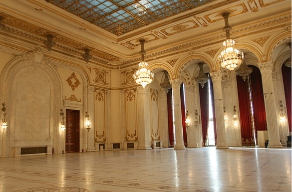 FOTO Regizorul german Papirowski vrea să filmeze o zi din viața lui Nero în sala de banchete a lui Ceaușescu din Parlament